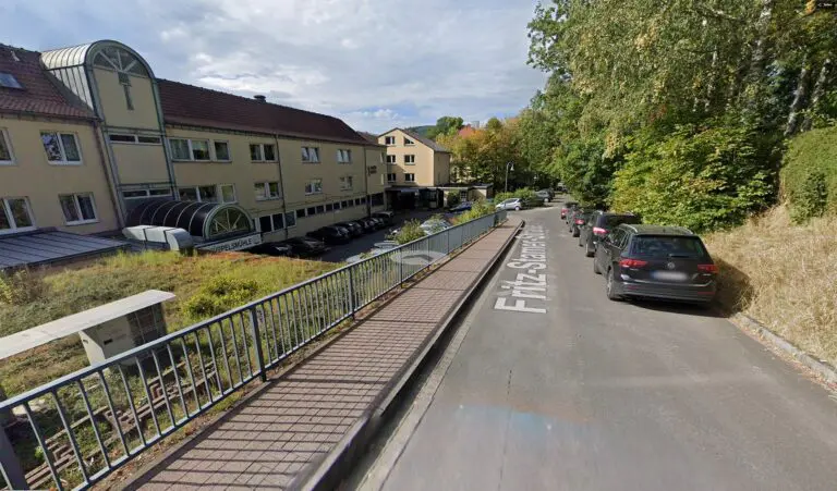 Zufahrt zur Klinik über die Fritz-Stamer-Straße