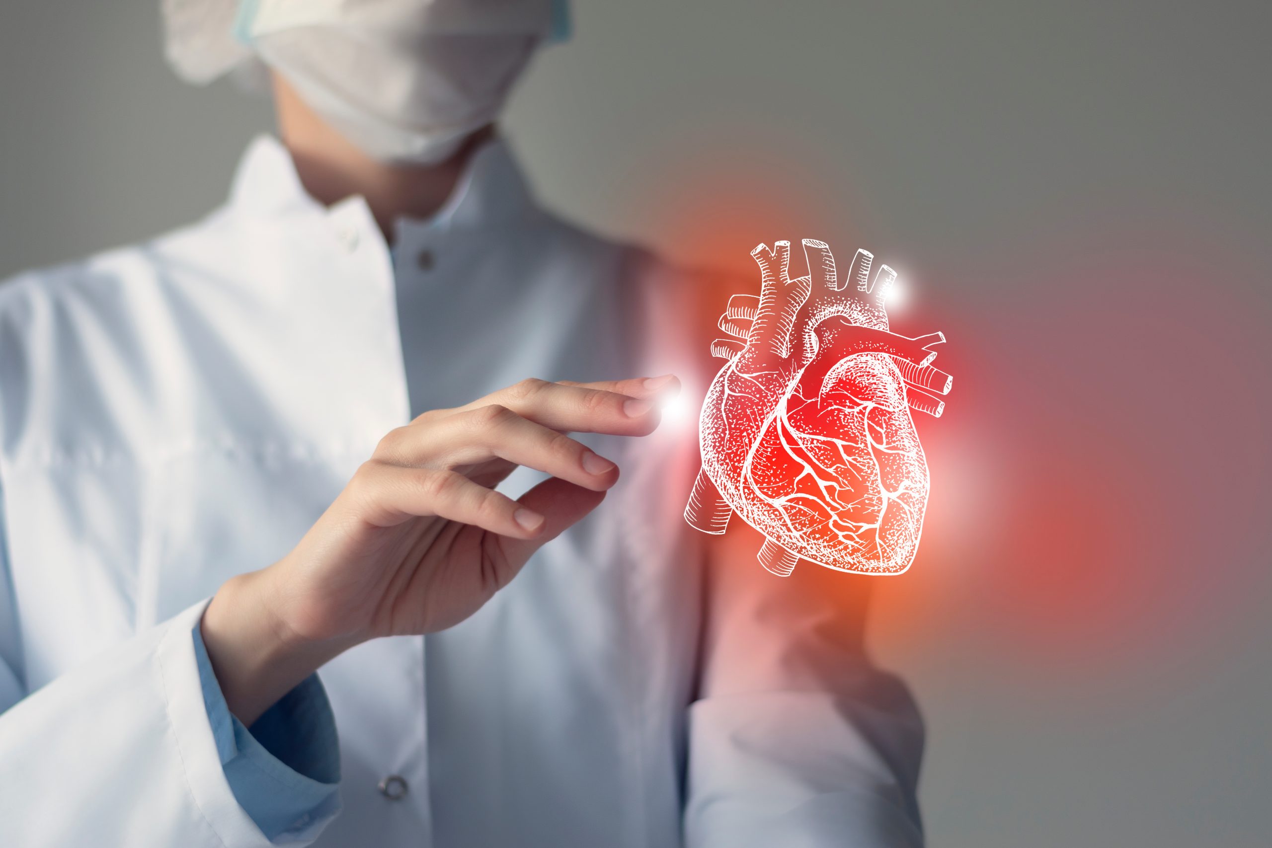 Herzschwäche natürlich behandeln: Herz symbolisch in Arzthand